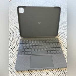 Logitech Combo Touch Keyboard Graphite